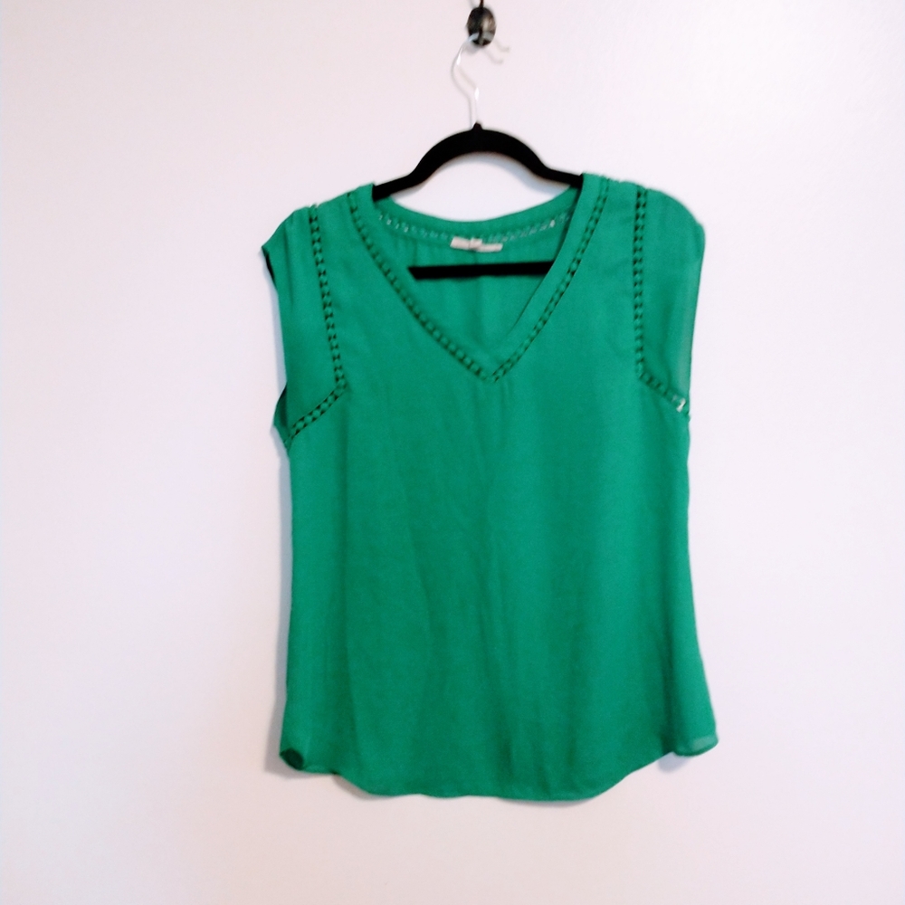 41 Hawthorne Green tank blouse with cutout lace detailing size small